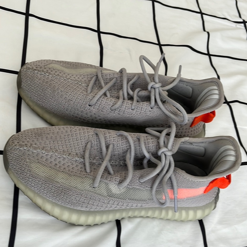 Yeezy worn couple of time but I’m good condition no tears